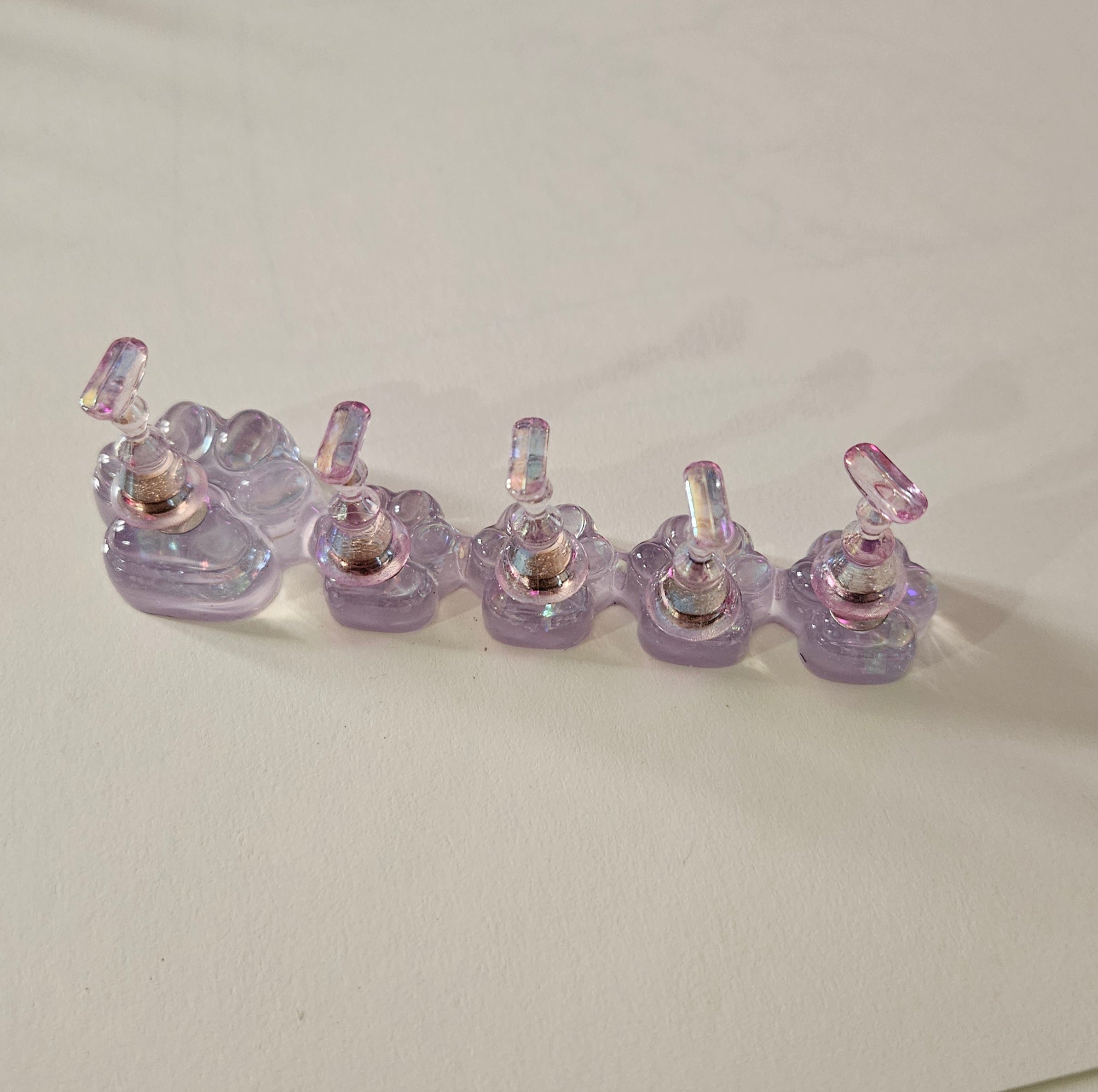 Expositor para decoración de uñas. Diseño de pata de gato.
