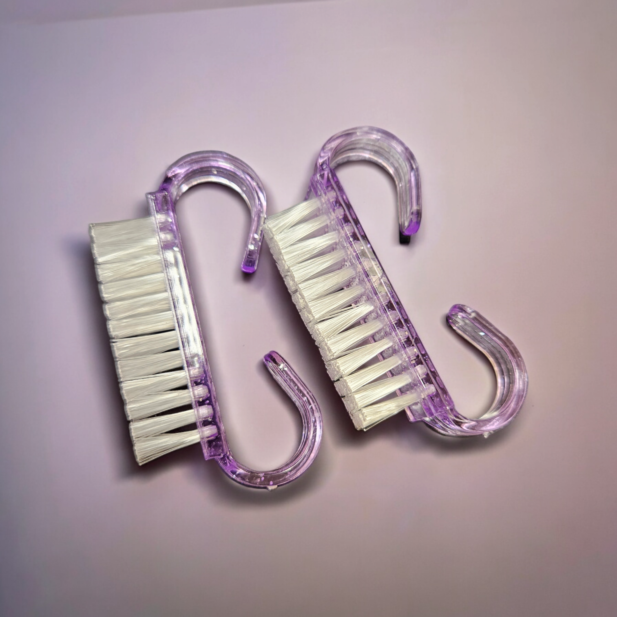 2 mini cepillos de uñas