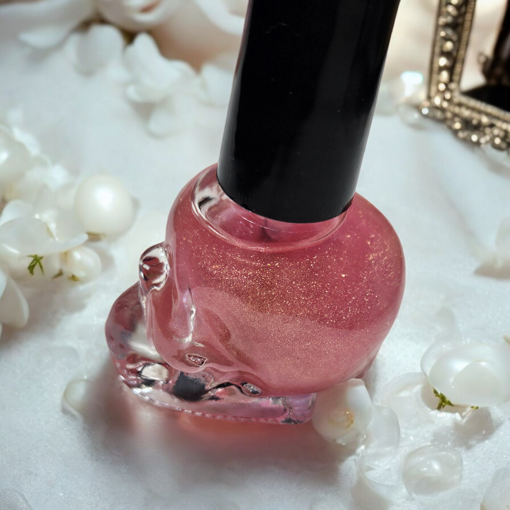 Botella con forma de calavera con aceite para cutículas con aroma a rosa.
