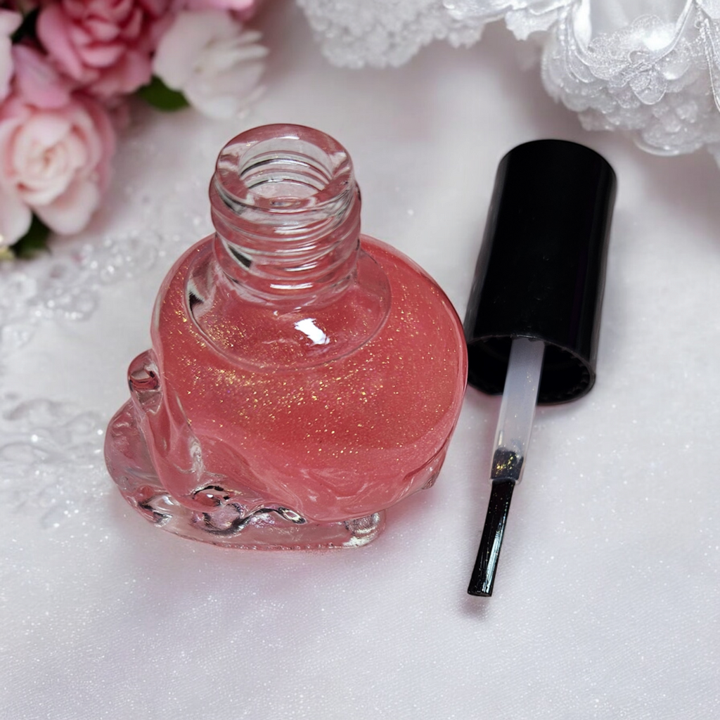Botella con forma de calavera con aceite para cutículas con aroma a rosa.