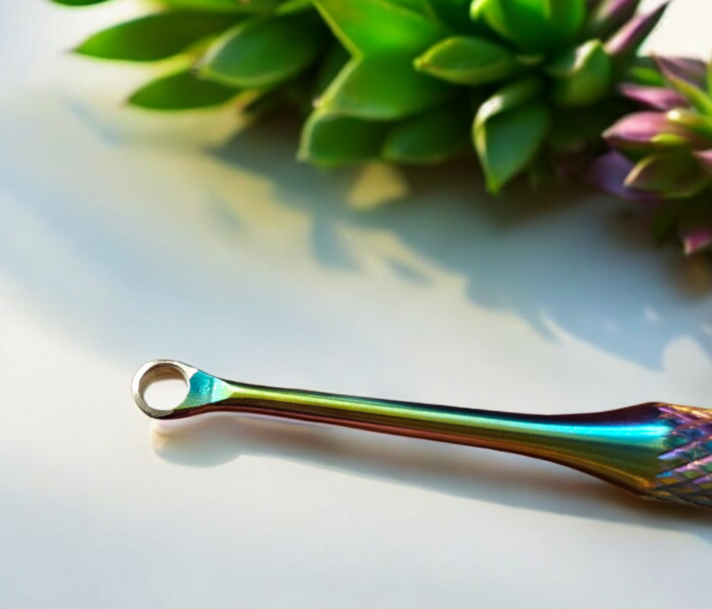 Quitacutículas y empujador de cutículas de doble punta. Inclinado y con bucle.