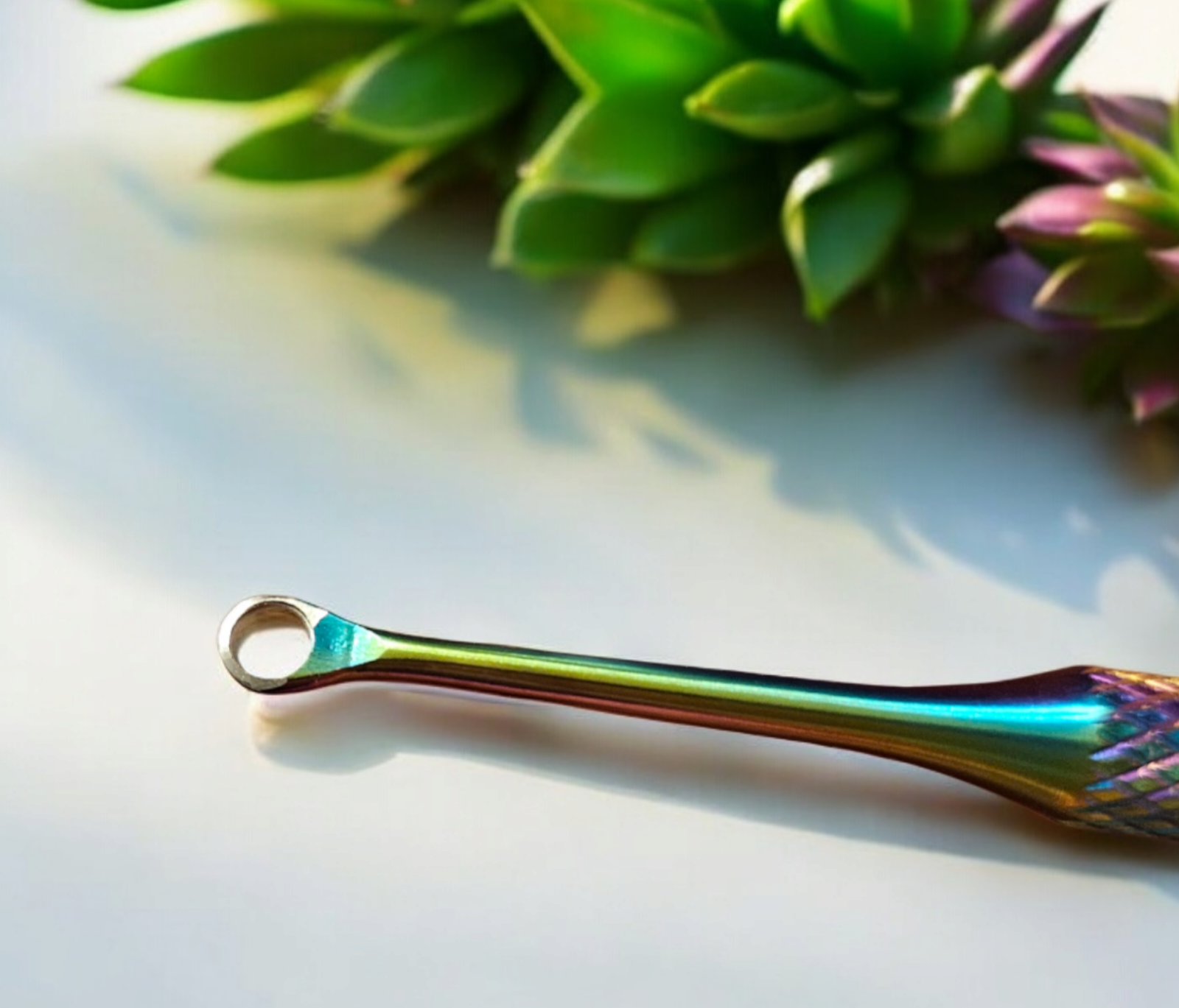 Quitacutículas y empujador de cutículas de doble punta. Inclinado y con bucle.