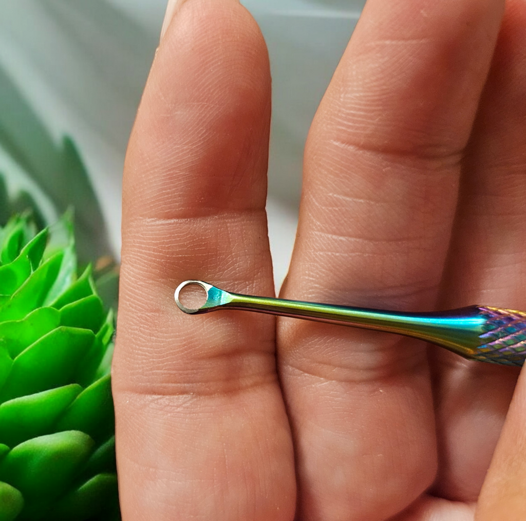 Quitacutículas y empujador de cutículas de doble punta. Inclinado y con bucle.