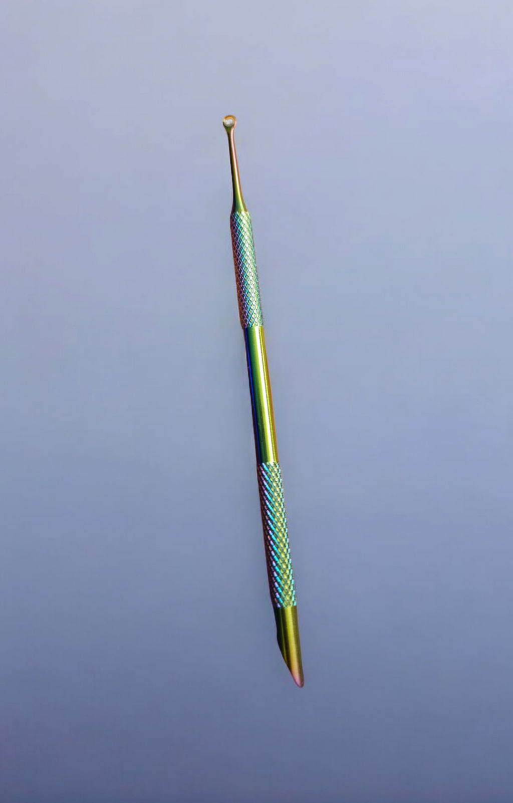 Quitacutículas y empujador de cutículas de doble punta. Inclinado y con bucle.